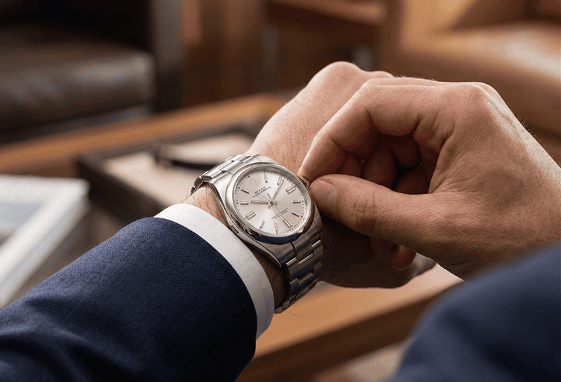 ロレックス　リューズ操作で内部の油の状態をセルフ診断する様子