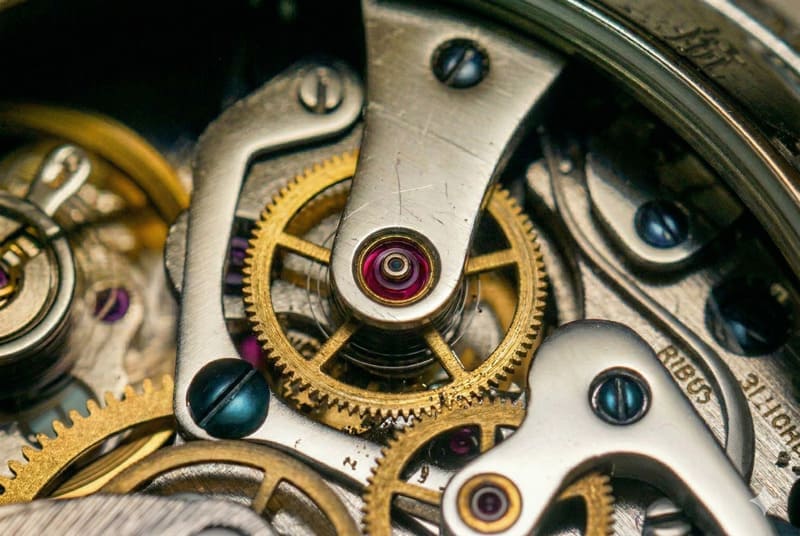 高級腕時計内部の破損を印象付けたイメージ