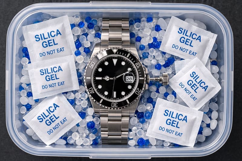 応急処置で湿気たロレックスをシリカゲルの敷きつめたケースに保管する様子