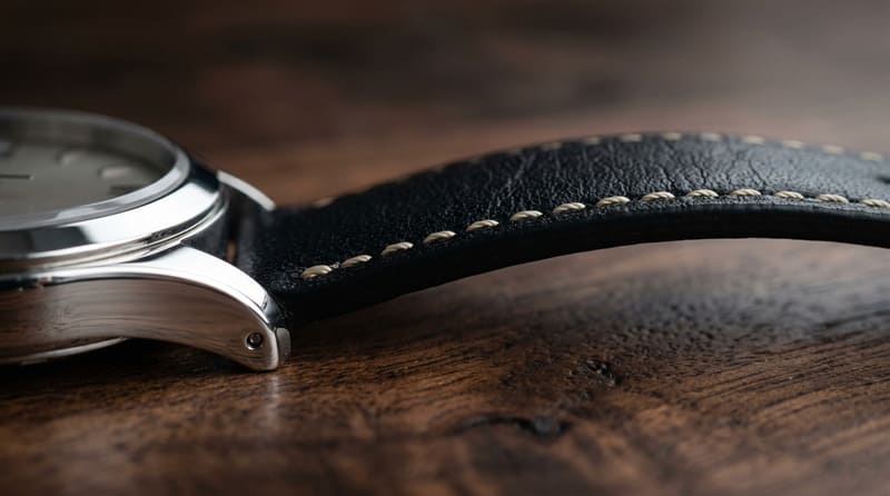 レザーストラップとステンレス製のラグのアップ画像