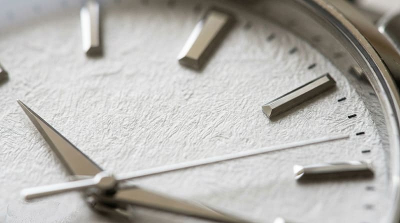 工芸と雪のような自然美を感じさせる白文字盤のアップ