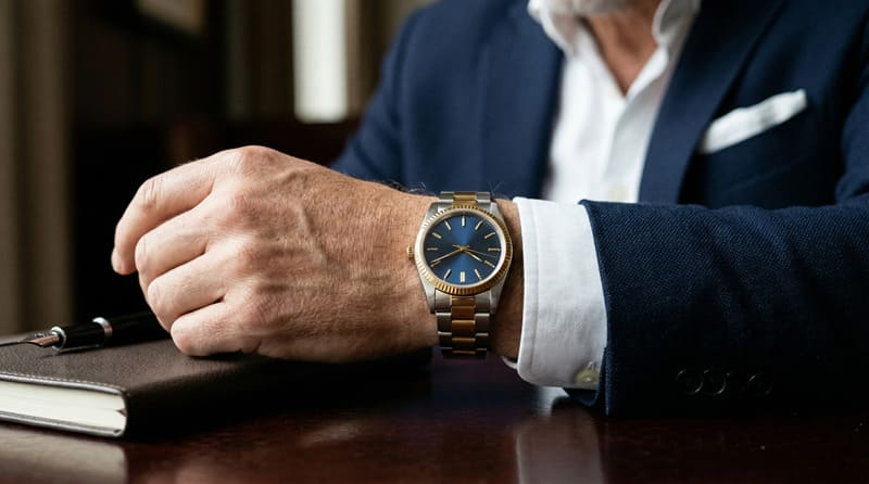 青文字盤腕時計と身に着ける大人のイメージ