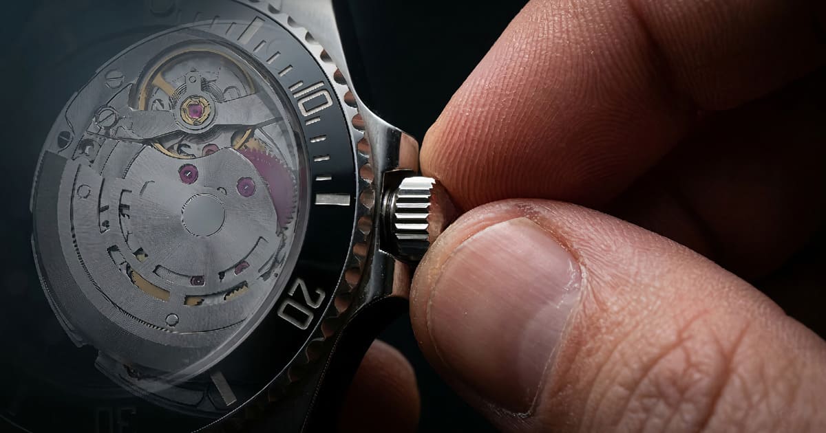 ロレックスの針のズレが気になりリューズを巻くイメージ画像